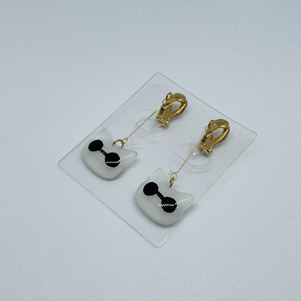 猫型レジンアクセサリー(ピアスorイヤリング) サングラスver.