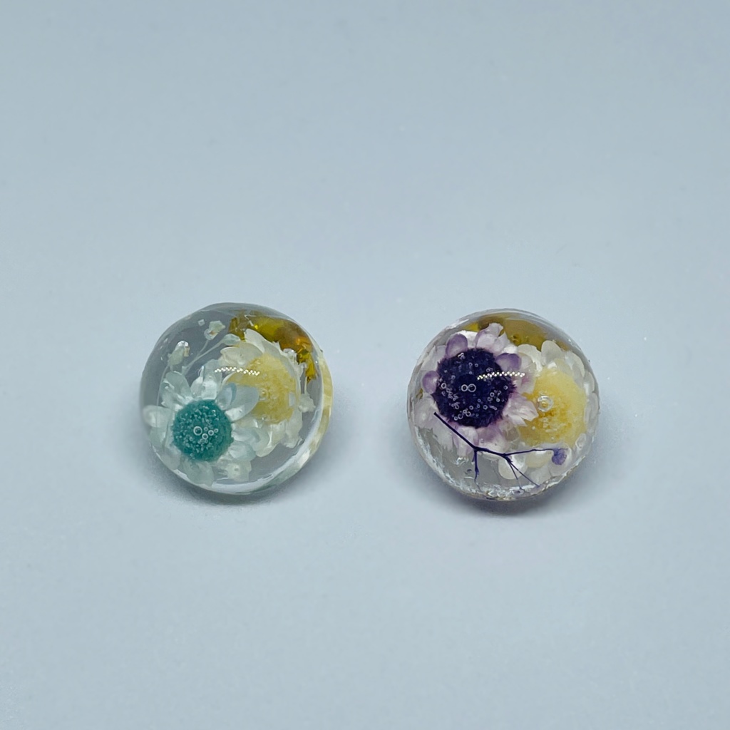 花入りレジンピアス 水色、紫色(組み合わせ自由)