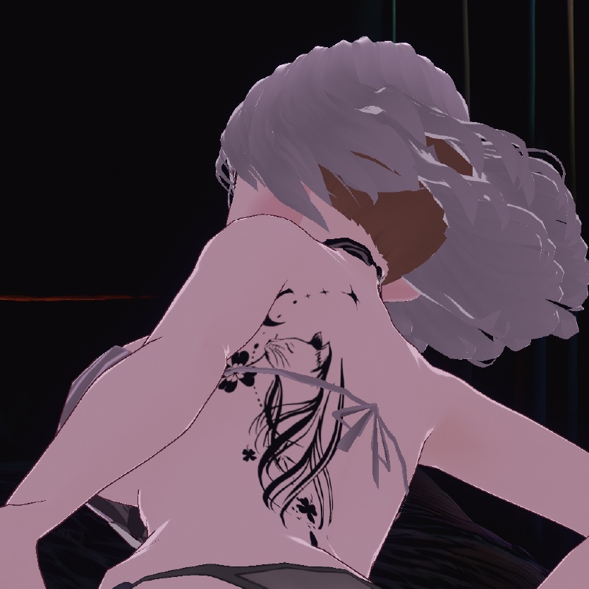 幸運を呼ぶ四葉のクローバーをくわえた猫のタトゥー Dark Sings