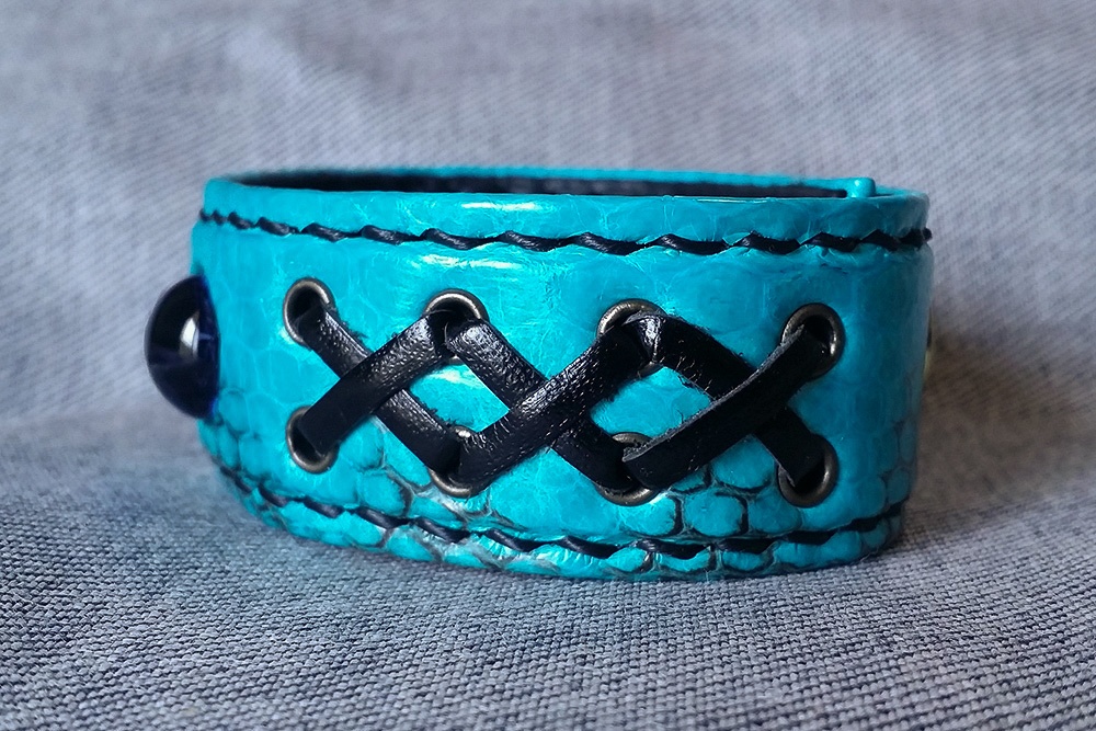 訳アリ こっちみんなレザーブレスレット 気に食わず