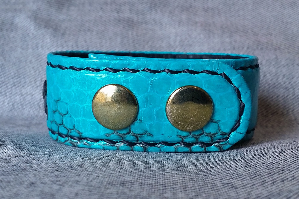 訳アリ こっちみんなレザーブレスレット 気に食わず