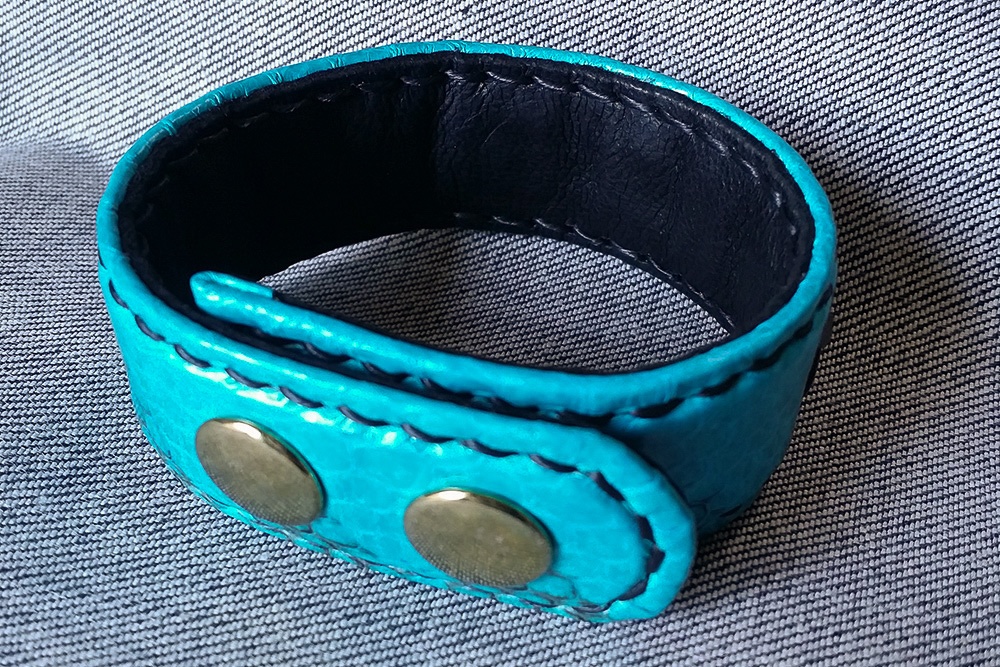 訳アリ こっちみんなレザーブレスレット 気に食わず