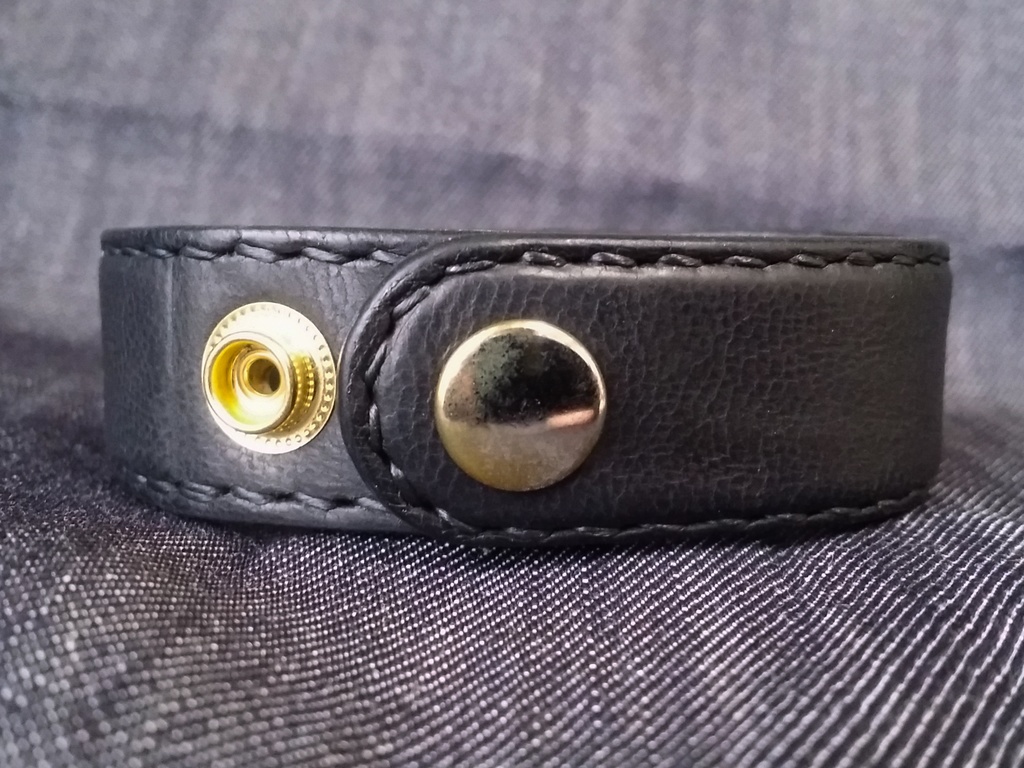 こっちみんなレザーブレスレット 黒鰐