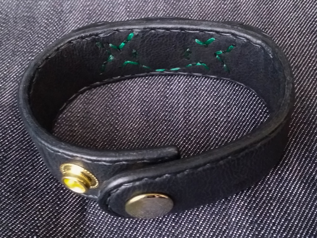 こっちみんなレザーブレスレット 黒鰐