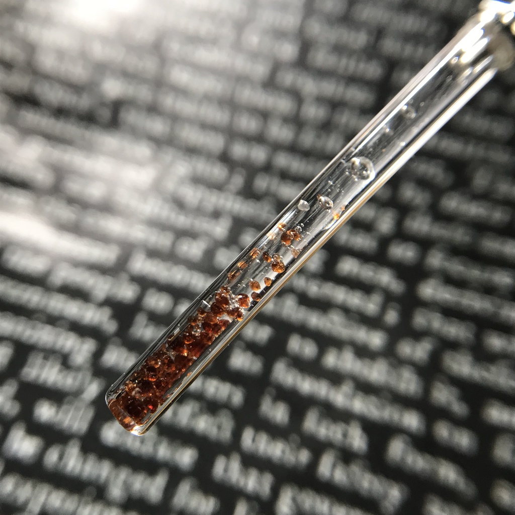 【レビュー用試作品】アルマンディンガーネット入り試験管A