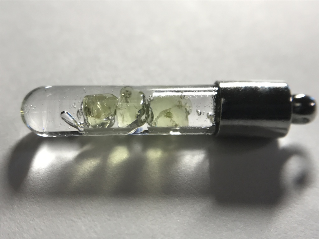 【レビュー用試作品】ペリドット入り試験管(小)