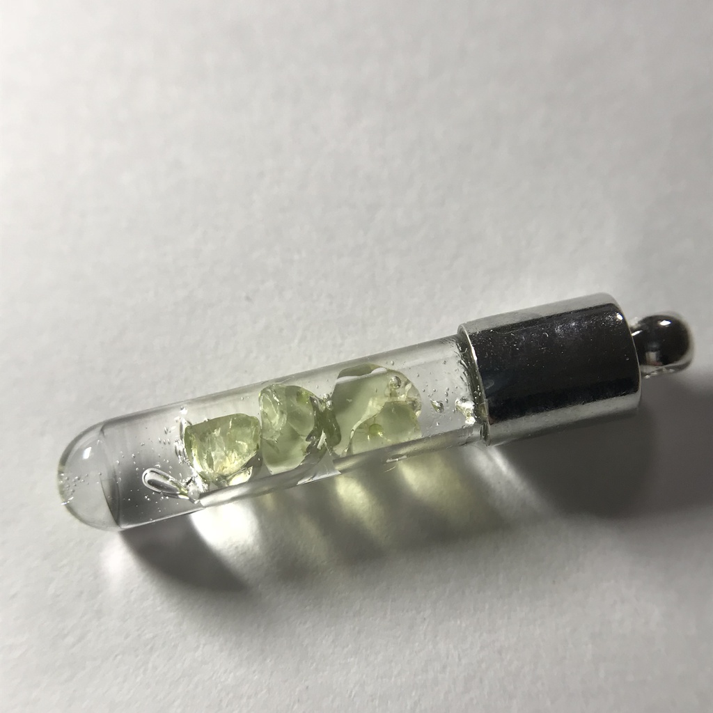 【レビュー用試作品】ペリドット入り試験管(小)