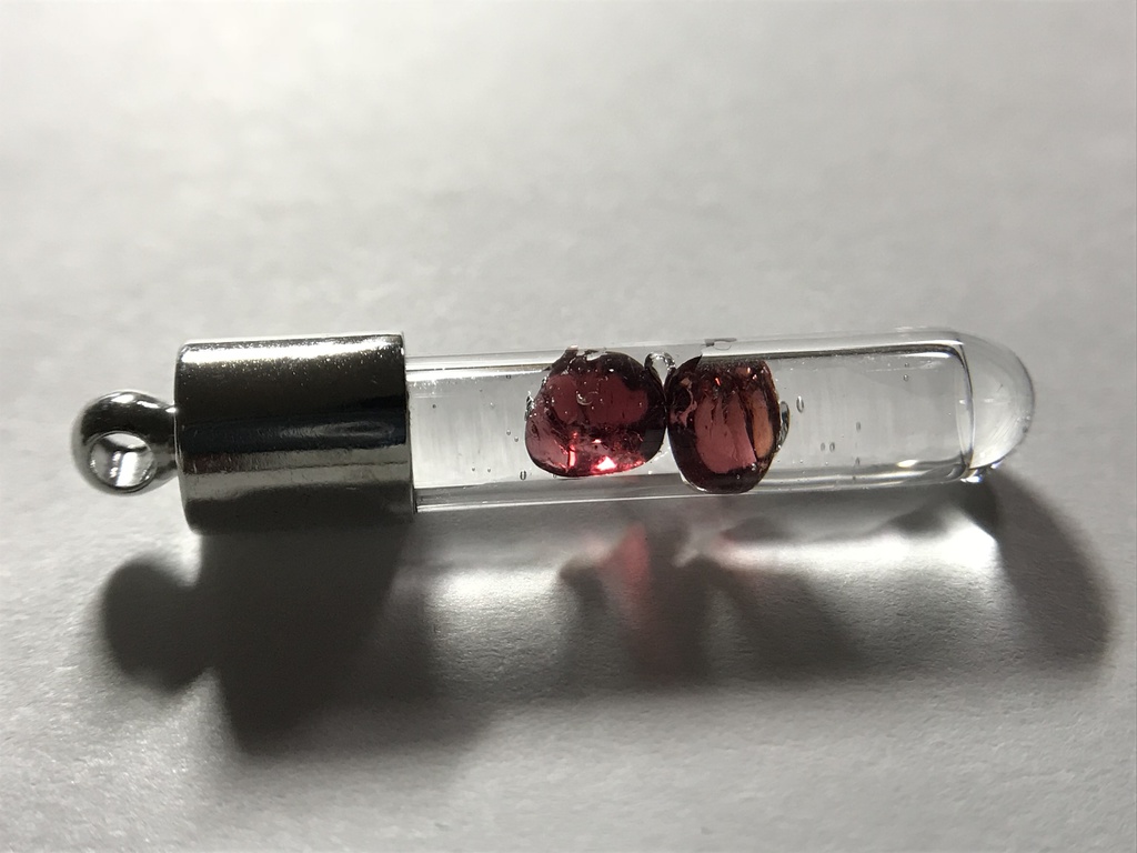 【レビュー用試作品】ガーネット入り試験管(小)B