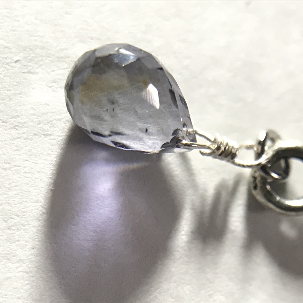 アイオライトと鎖とクロスのイヤーカフ