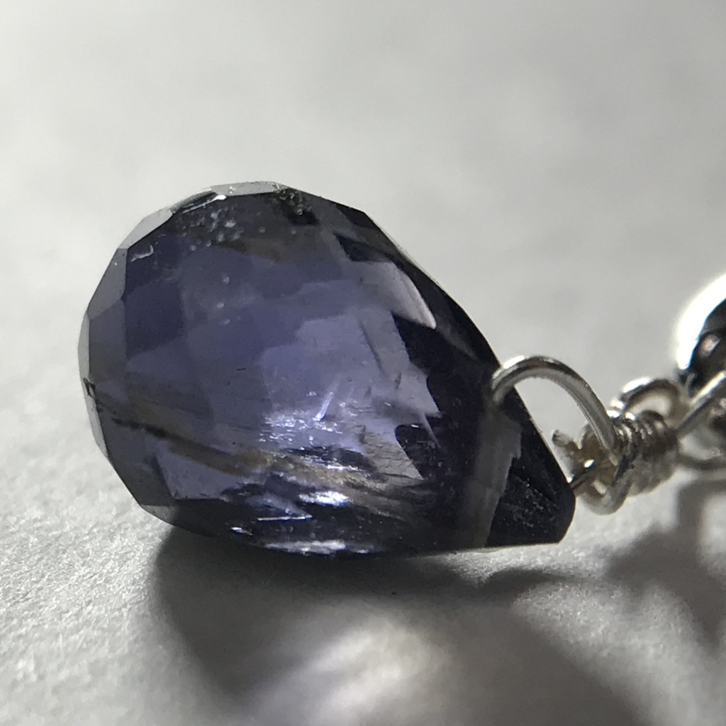 アイオライトと鎖とクロスのイヤーカフ