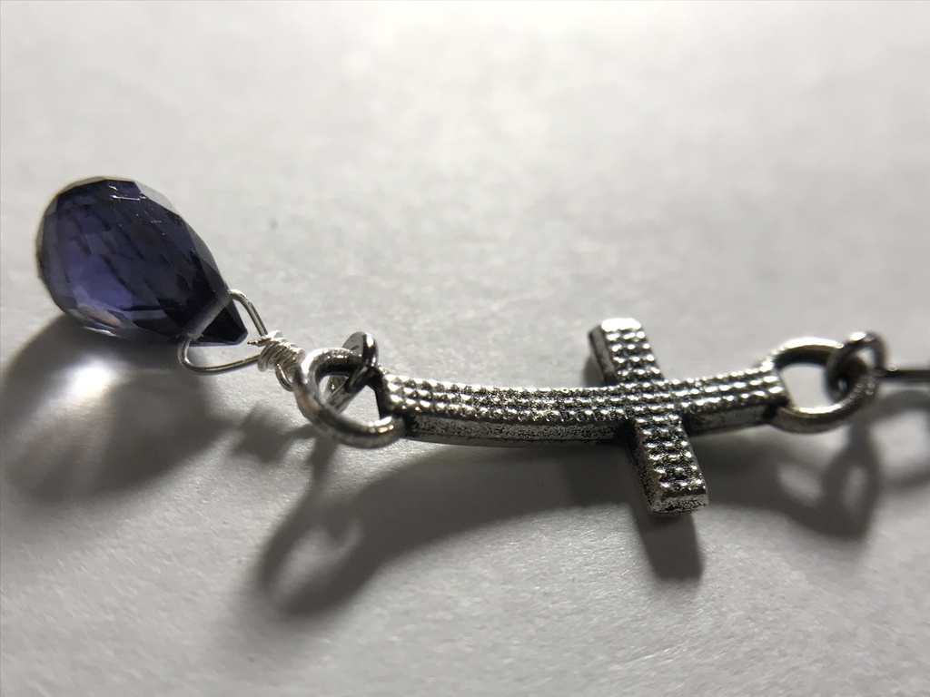 アイオライトと鎖とクロスのイヤーカフ