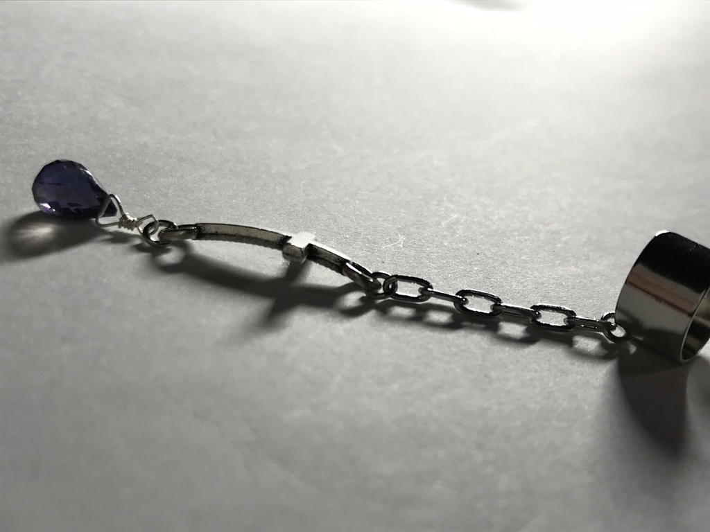 アイオライトと鎖とクロスのイヤーカフ