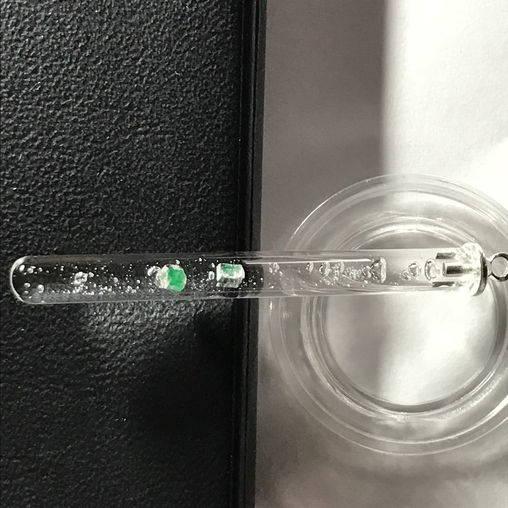 【レビュー用試作品】エメラルド入り試験管