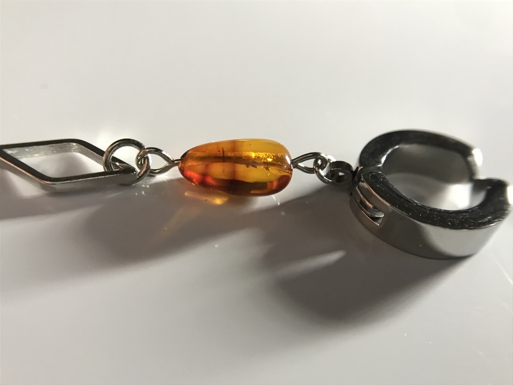 【試作品】琥珀と菱形のメタルパーツのフェイクピアス