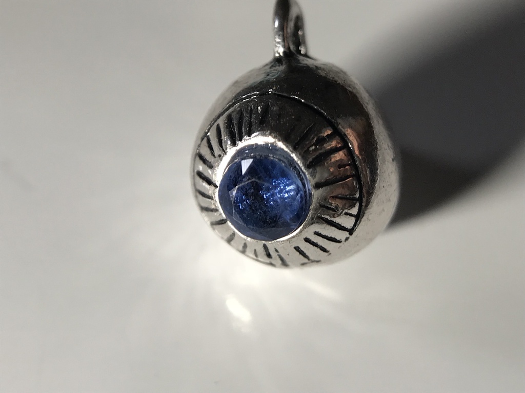 【試作品】カイヤナイトの水晶体の眼球チャーム