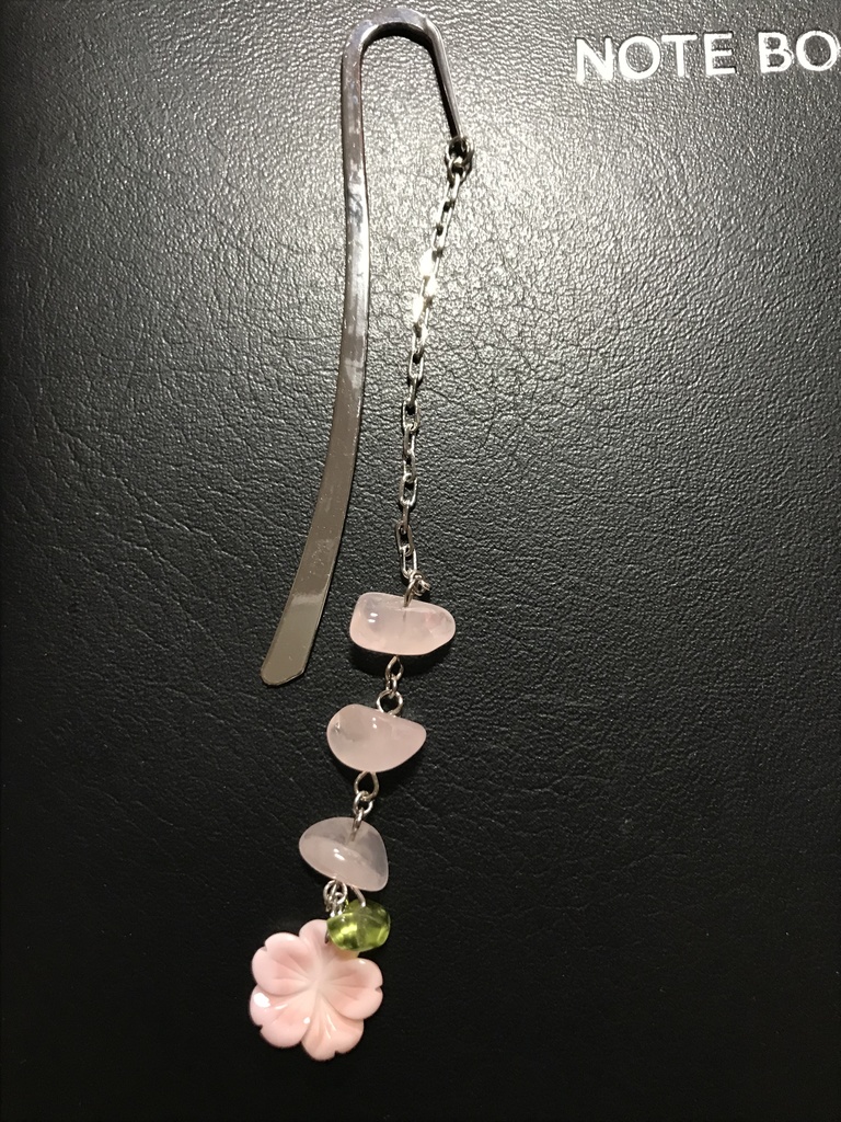 【試作品】クイーンコンクシェルの桜とローズクォーツとペリドットのしおり