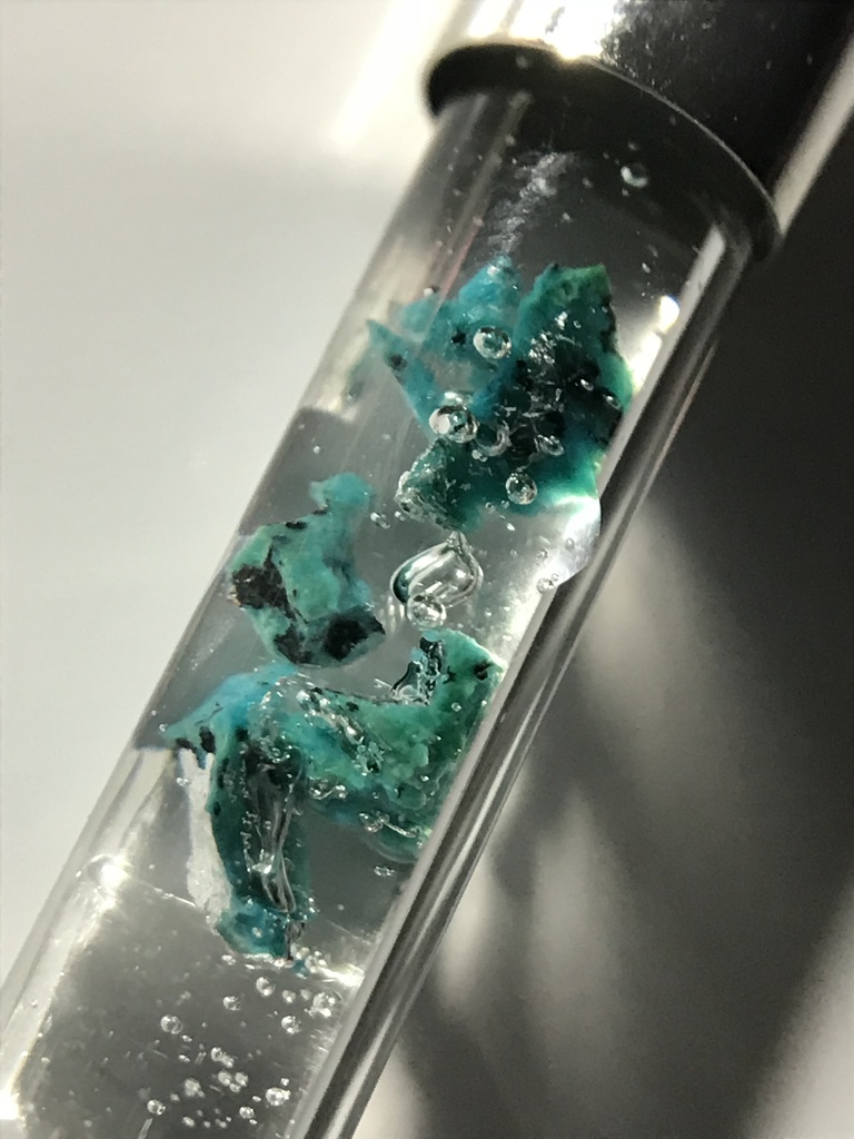 クリソコラ入り試験管(中)