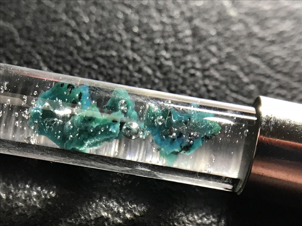 クリソコラ入り試験管(中)