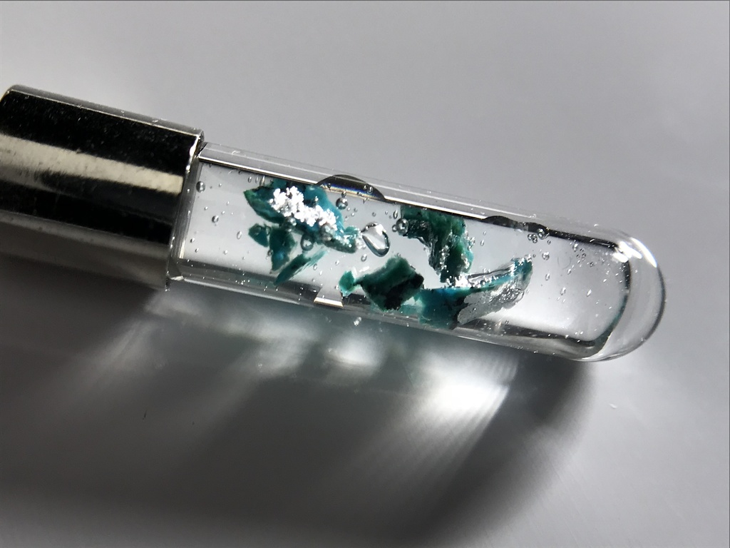 クリソコラ入り試験管(中)