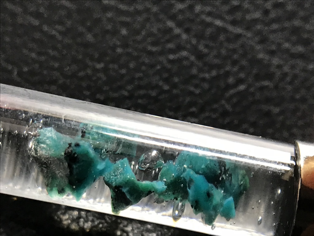 クリソコラ入り試験管(中)