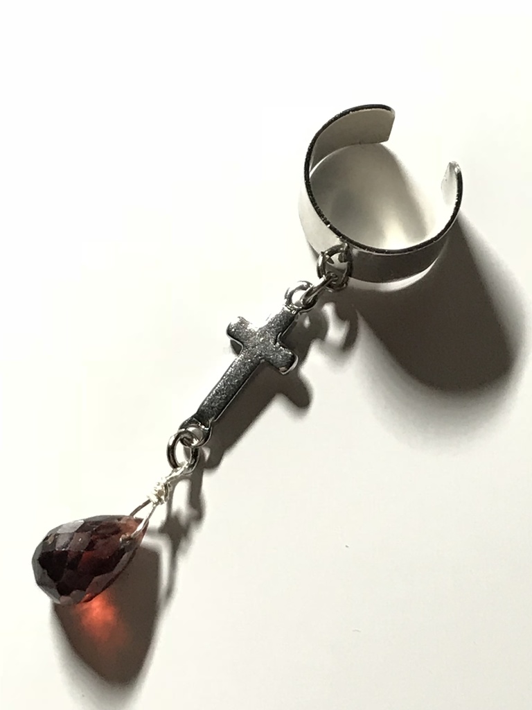 ガーネットとクロスのイヤーカフ