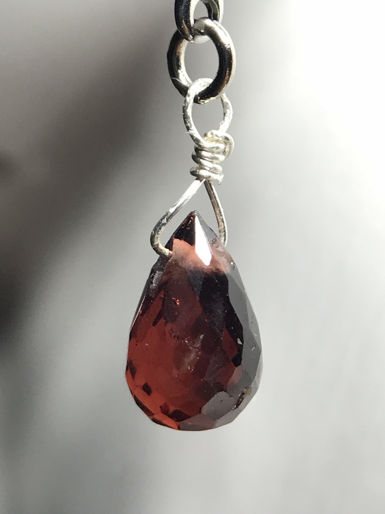 ガーネットとクロスのイヤーカフ