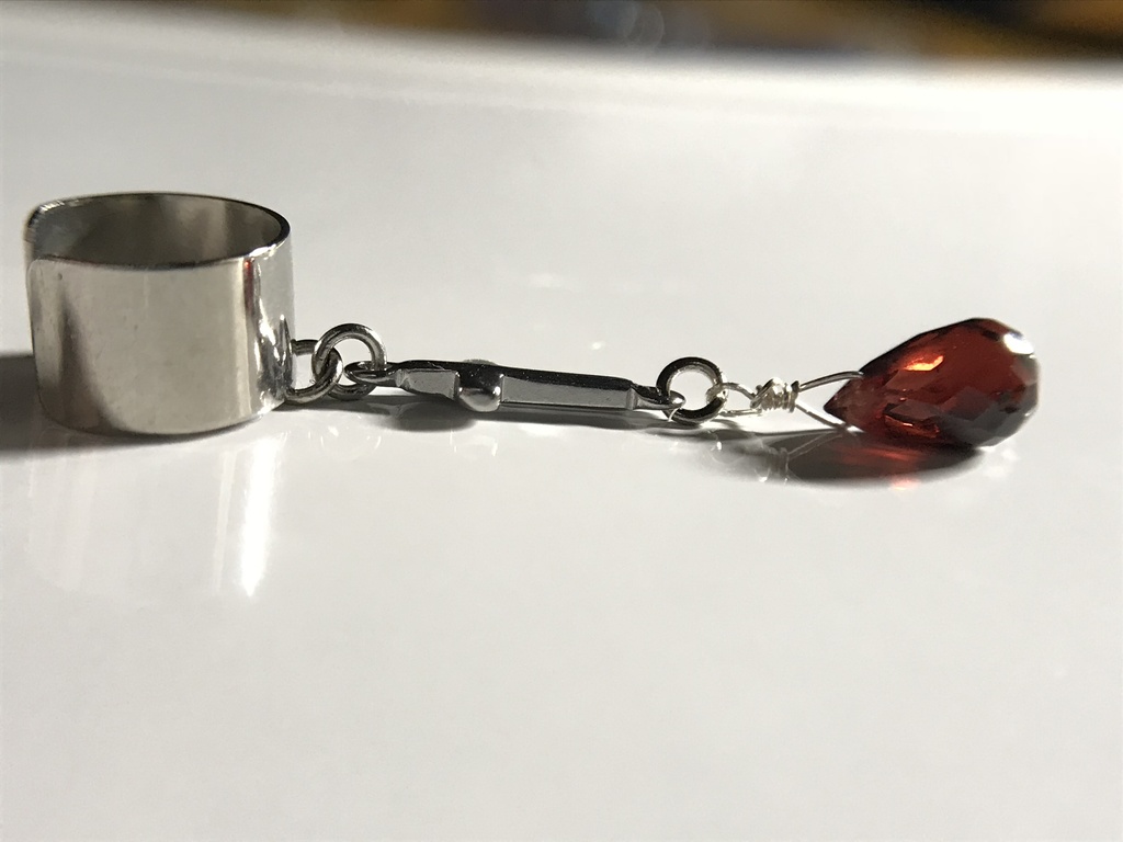 ガーネットとクロスのイヤーカフ