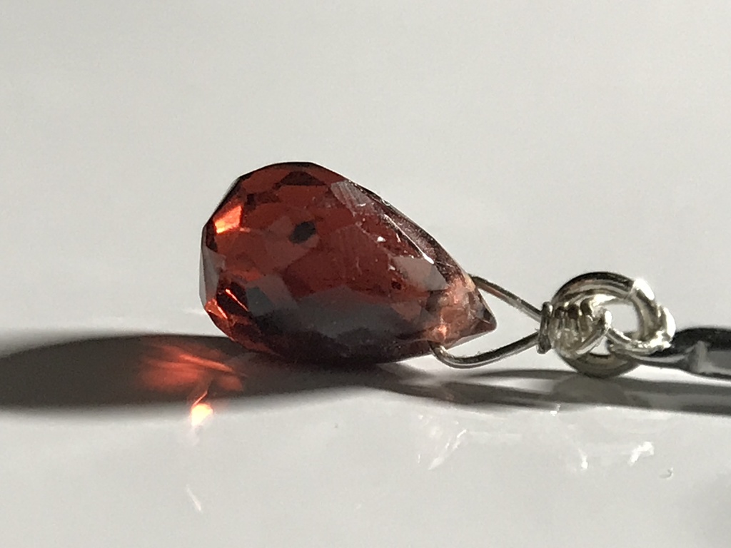 ガーネットとクロスのイヤーカフ