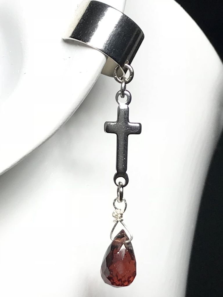 ガーネットとクロスのイヤーカフ