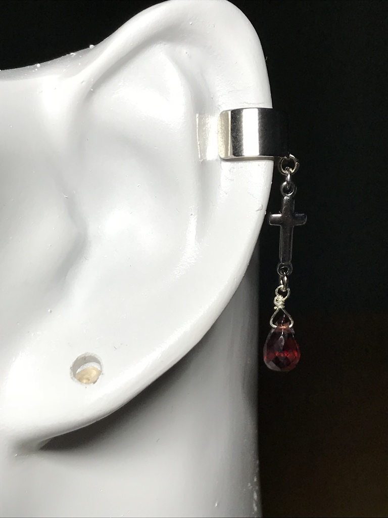 ガーネットとクロスのイヤーカフ