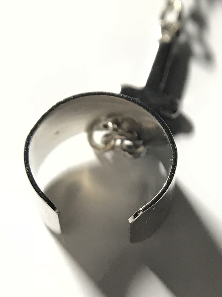 ガーネットとクロスのイヤーカフ