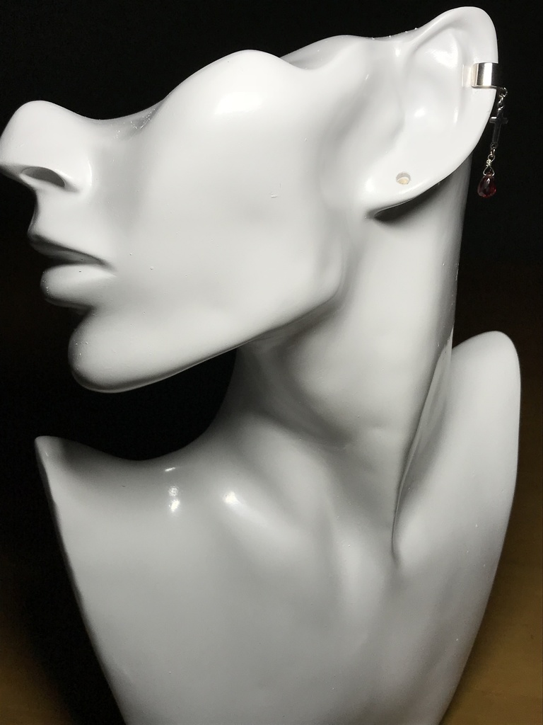 ガーネットとクロスのイヤーカフ