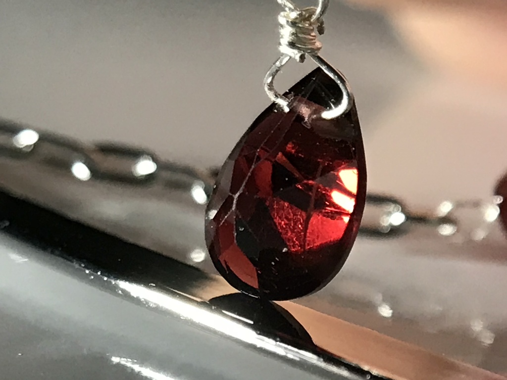 【試作品】ガーネットのさざれとペアシェイプ型ルースのしおり