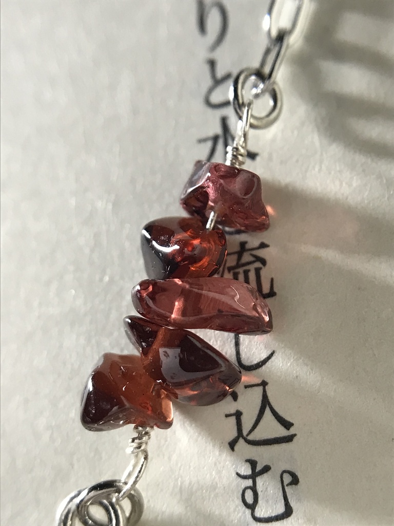 【試作品】ガーネットのさざれとペアシェイプ型ルースのしおり
