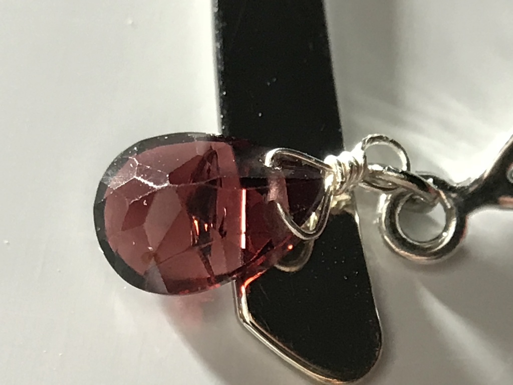 【試作品】ガーネットのさざれとペアシェイプ型ルースのしおり
