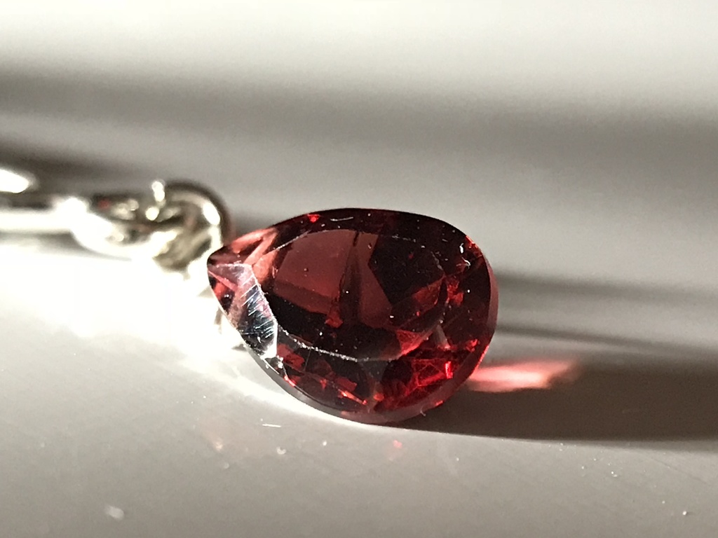 【試作品】ガーネットのさざれとペアシェイプ型ルースのしおり