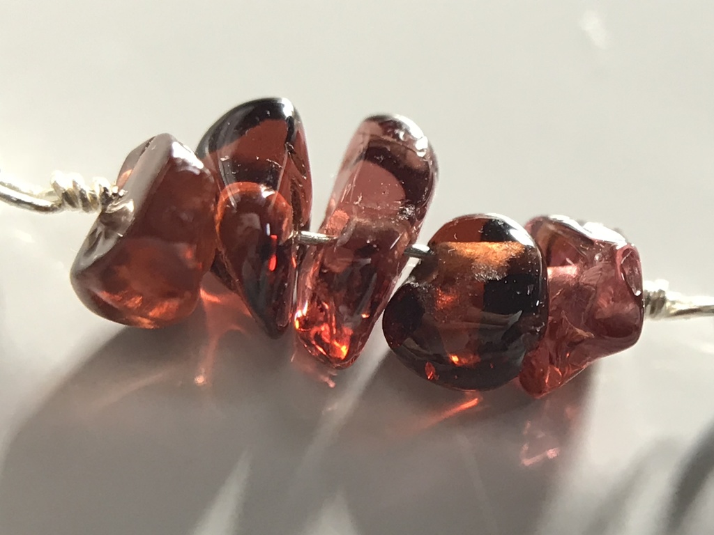 【試作品】ガーネットのさざれとペアシェイプ型ルースのしおり