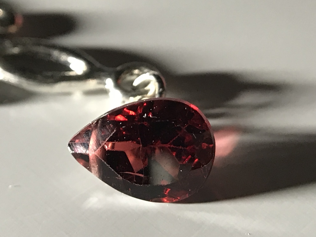 【試作品】ガーネットのさざれとペアシェイプ型ルースのしおり