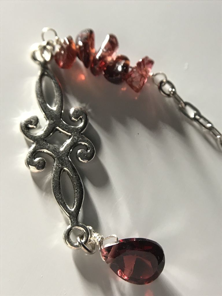 【試作品】ガーネットのさざれとペアシェイプ型ルースのしおり