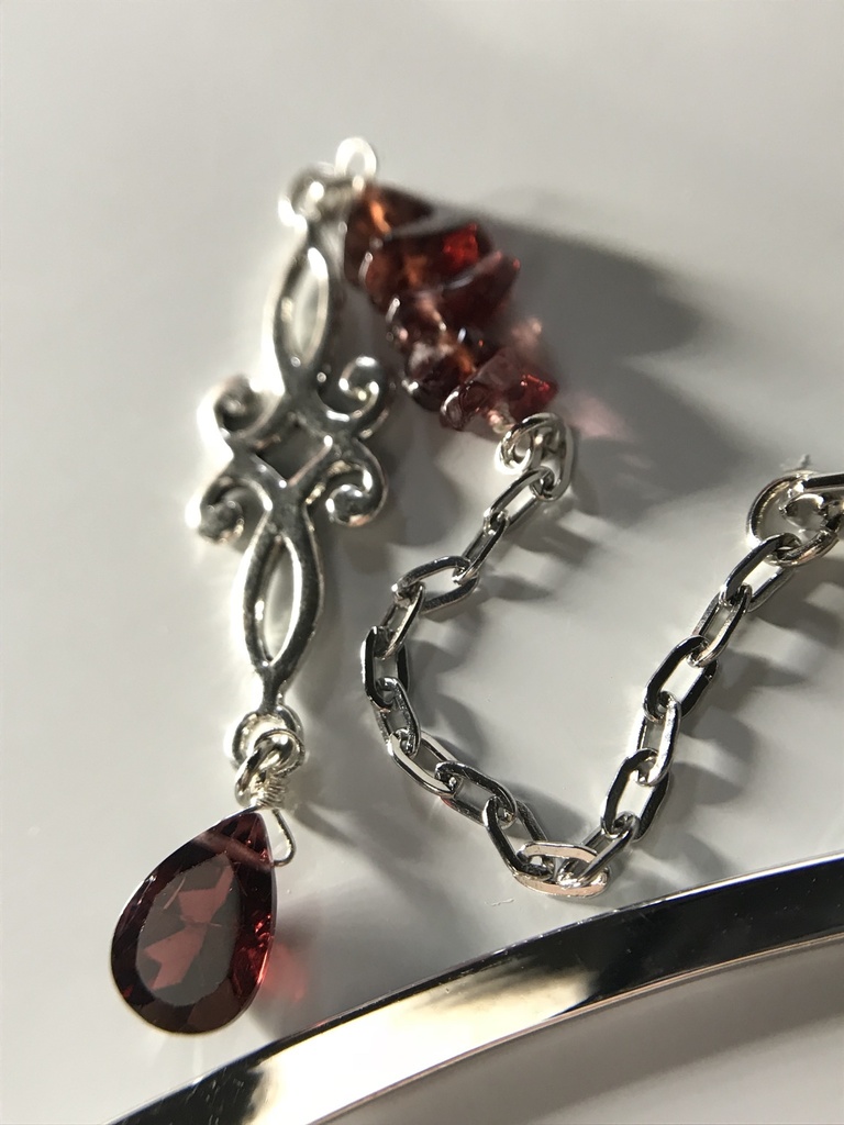 【試作品】ガーネットのさざれとペアシェイプ型ルースのしおり