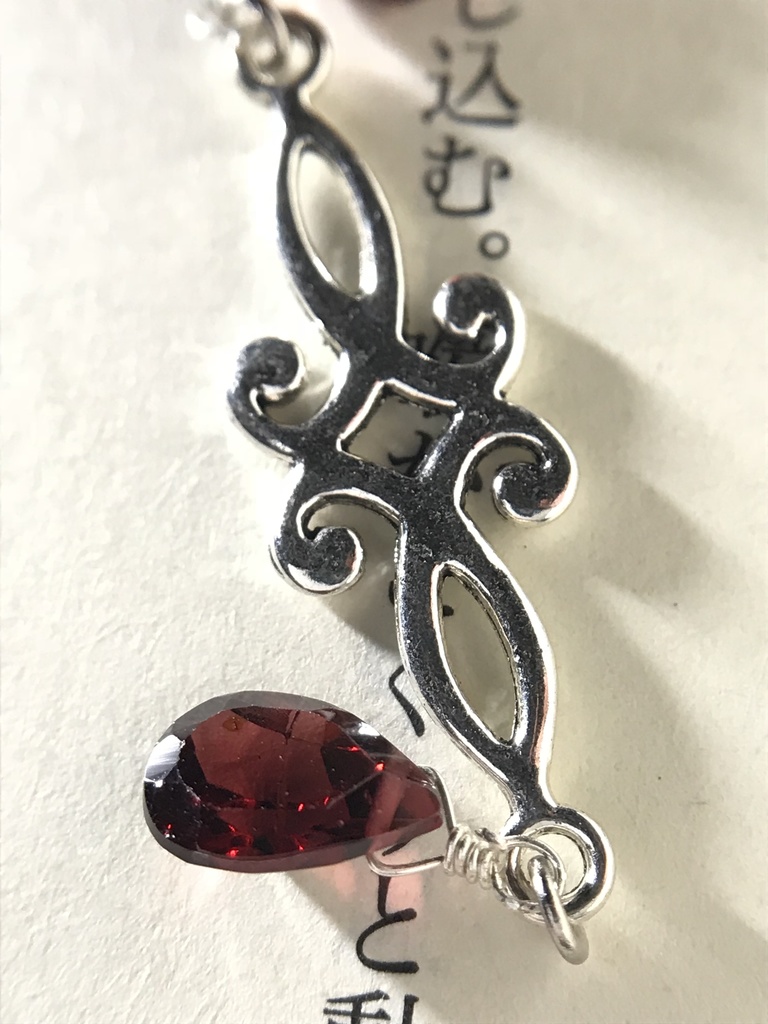 【試作品】ガーネットのさざれとペアシェイプ型ルースのしおり