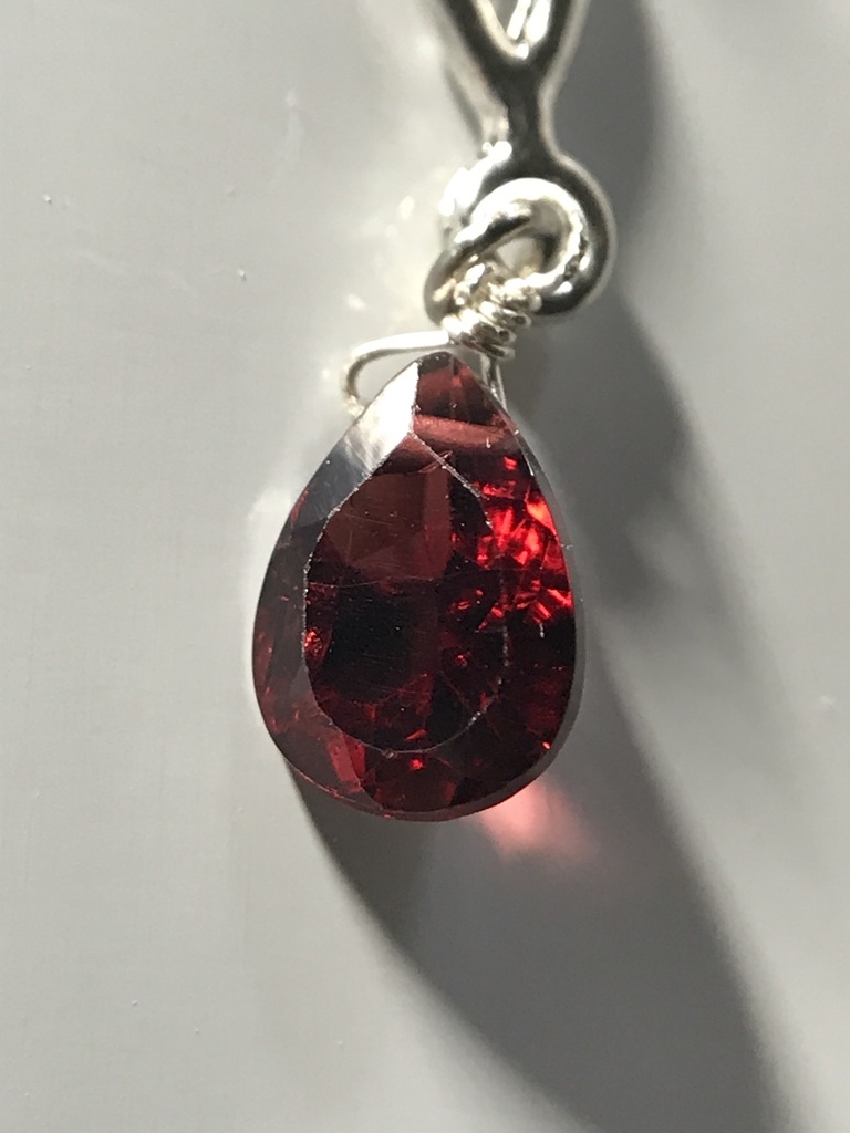 【試作品】ガーネットのさざれとペアシェイプ型ルースのしおり