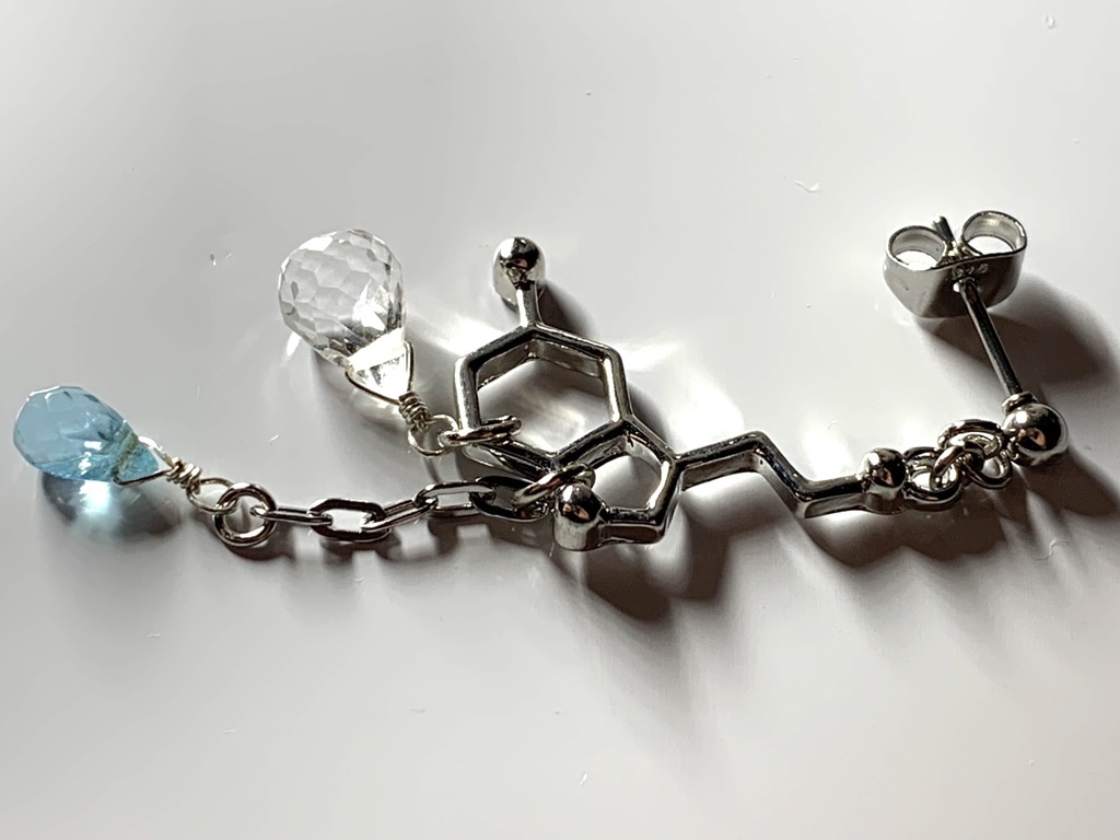 【再販】【1個売り】セロトニンと水晶とアパタイトのピアス