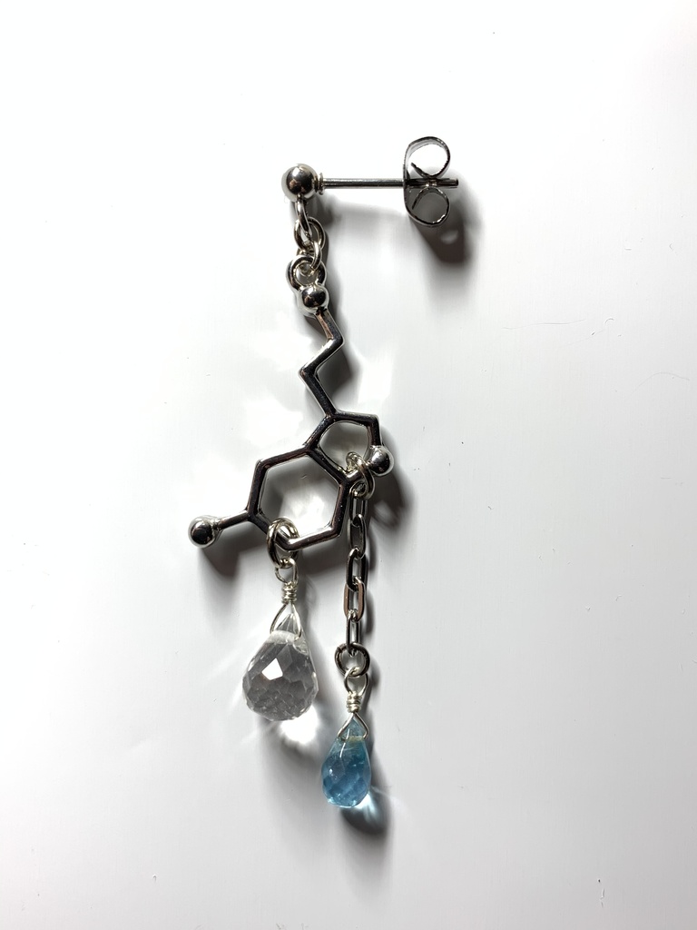 【再販】【1個売り】セロトニンと水晶とアパタイトのピアス