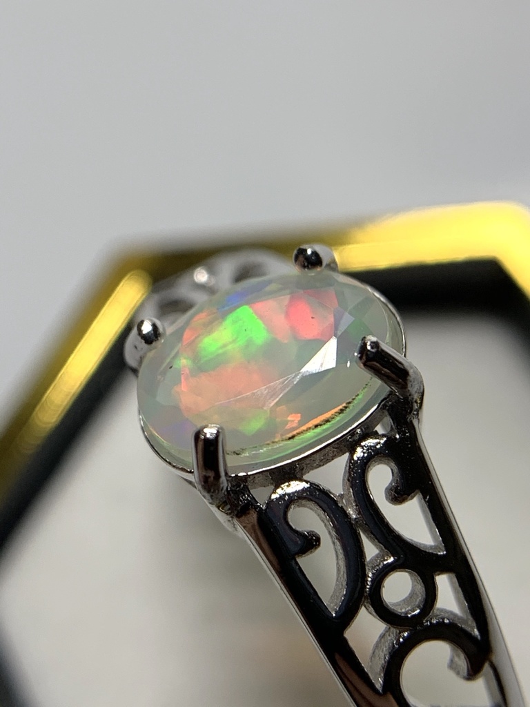 オパールのアラベスク調リング