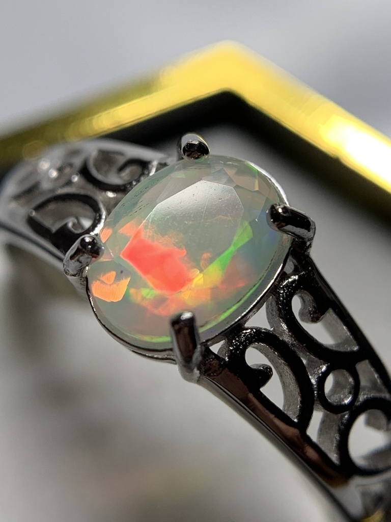 オパールのアラベスク調リング
