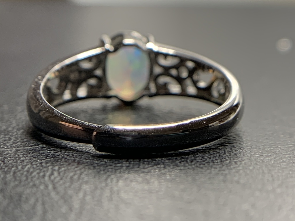 オパールのアラベスク調リング