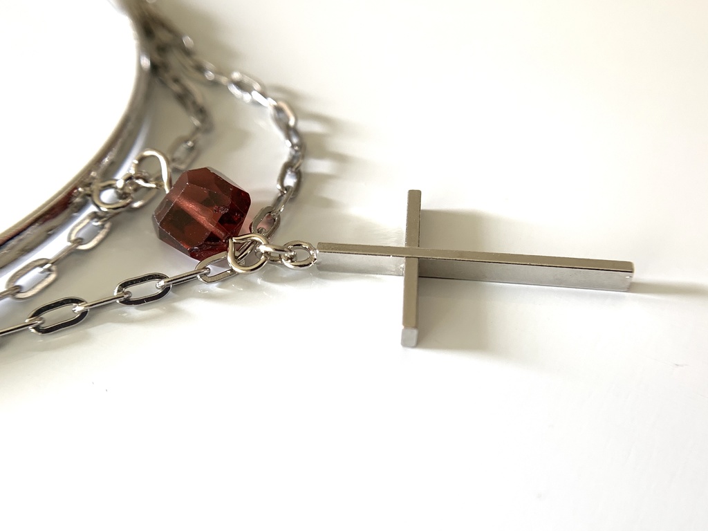 ガーネットとクロスのバングル