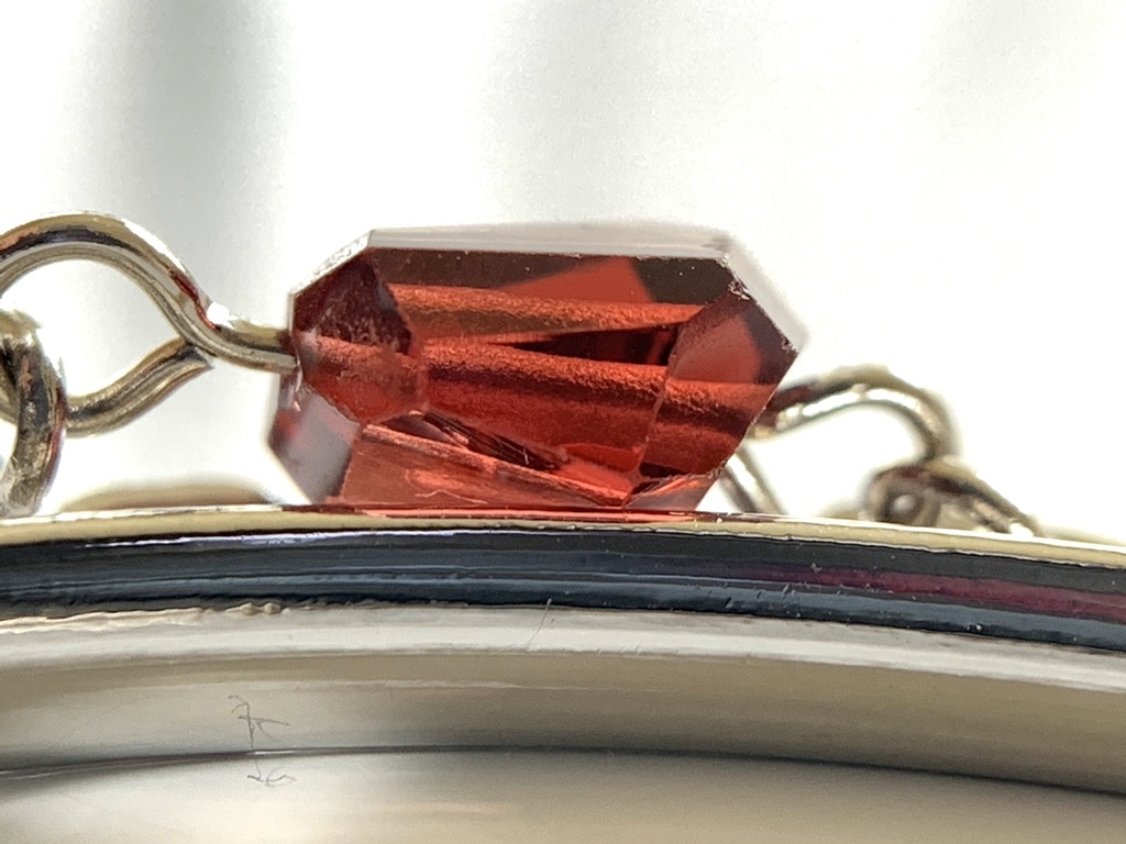 ガーネットとクロスのバングル