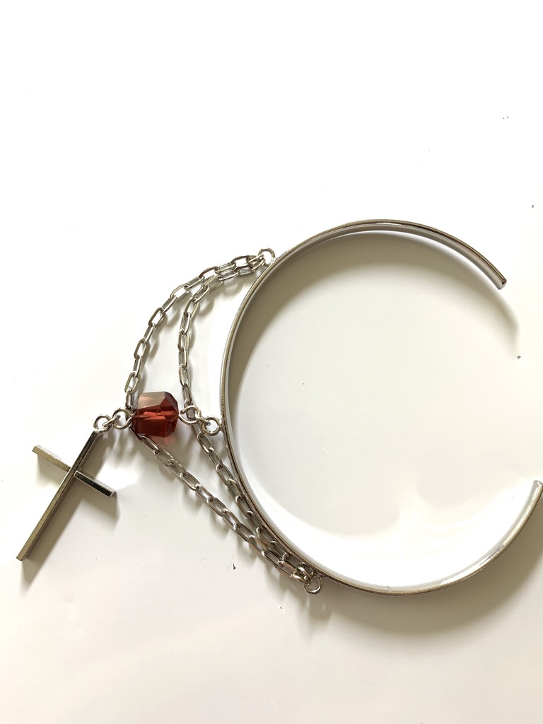 ガーネットとクロスのバングル